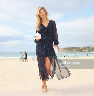 Natalie Roser feet photo thumbnail