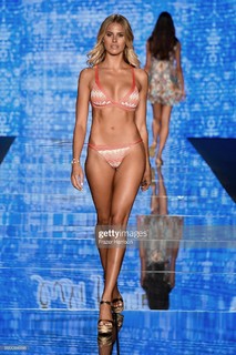 Natalie Roser feet photo thumbnail