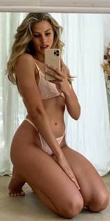 Natalie Roser feet photo thumbnail