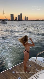 Natalie Roser feet photo thumbnail