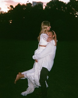 Natalie Roser feet photo thumbnail