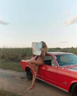 Natalie Roser feet photo thumbnail