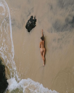 Natalie Roser feet photo thumbnail