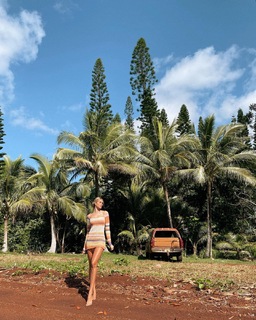 Natalie Roser feet photo thumbnail