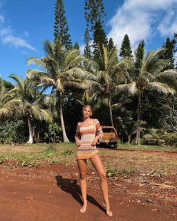 Natalie Roser feet photo thumbnail