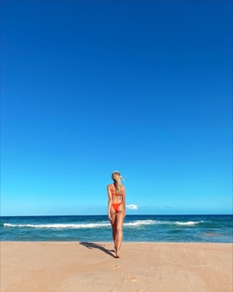 Natalie Roser feet photo thumbnail