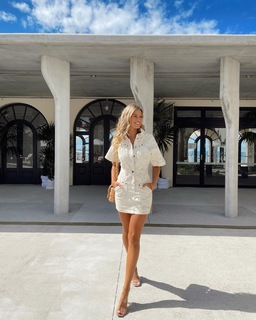 Natalie Roser feet photo thumbnail