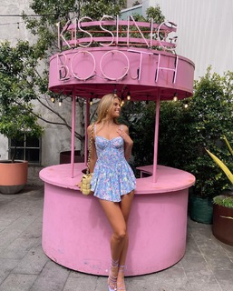 Natalie Roser feet photo thumbnail