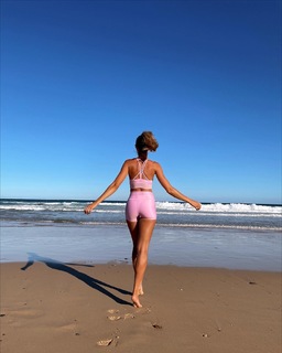 Natalie Roser feet photo thumbnail