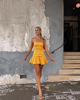 Natalie Roser feet photo thumbnail