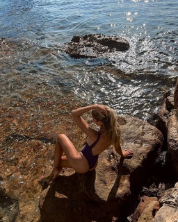 Natalie Roser feet photo thumbnail