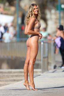 Natalie Roser feet photo thumbnail