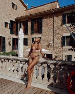 Natalie Roser feet photo thumbnail