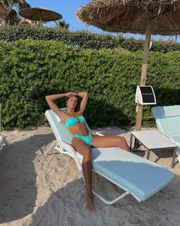 Natalie Roser feet photo thumbnail