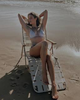 Natalie Roser feet photo thumbnail