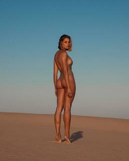 Natalie Roser feet photo thumbnail