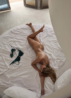 Natalie Roser feet photo thumbnail