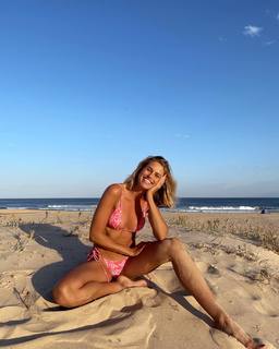 Natalie Roser feet photo thumbnail