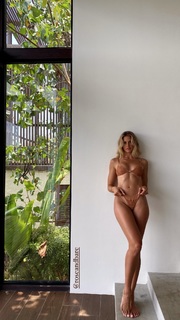 Natalie Roser feet photo thumbnail