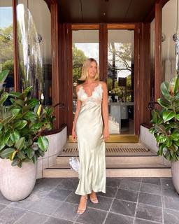 Natalie Roser feet photo thumbnail