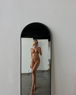 Natalie Roser feet photo thumbnail