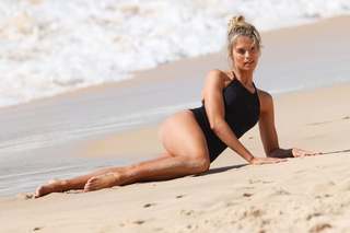 Natalie Roser feet photo thumbnail