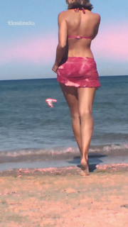 Natalie Roser feet photo thumbnail