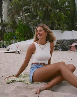 Natalie Roser feet photo thumbnail