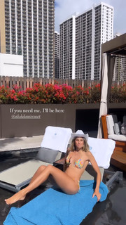 Natalie Roser feet photo thumbnail