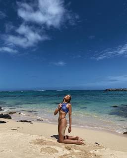 Natalie Roser feet photo thumbnail