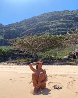 Natalie Roser feet photo thumbnail