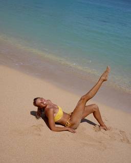 Natalie Roser feet photo thumbnail