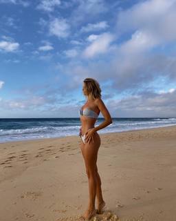 Natalie Roser feet photo thumbnail