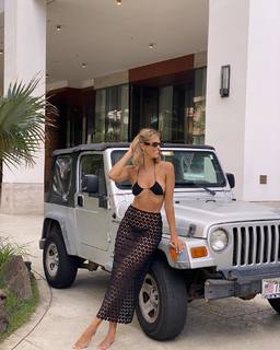 Natalie Roser feet photo thumbnail