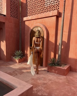 Natalie Roser feet photo thumbnail