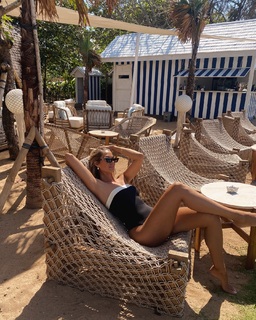 Natalie Roser feet photo thumbnail