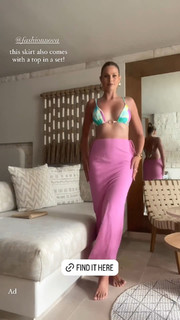 Natalie Roser feet photo thumbnail