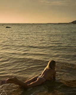 Natalie Roser feet photo thumbnail