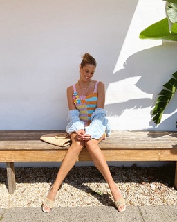 Natalie Roser feet photo thumbnail