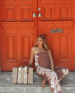 Natalie Roser feet photo thumbnail