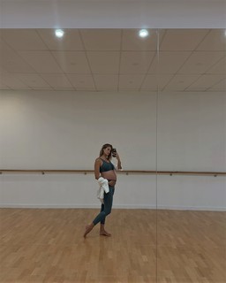 Natalie Roser feet photo thumbnail