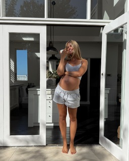 Natalie Roser feet photo thumbnail