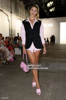 Natalie Roser feet photo thumbnail