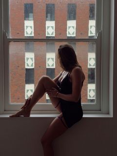 Natalie Roser feet photo 4