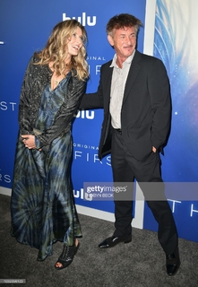 Natascha McElhone feet photo thumbnail