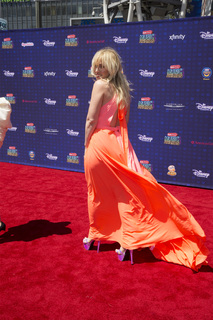Natasha Bedingfield feet photo thumbnail
