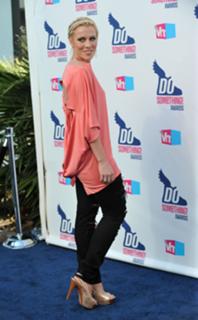 Natasha Bedingfield feet photo thumbnail