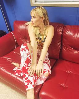 Natasha Bedingfield feet photo thumbnail