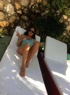 Natasha Dupeyrón feet photo thumbnail