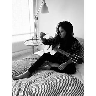 Natasha Dupeyrón feet photo thumbnail